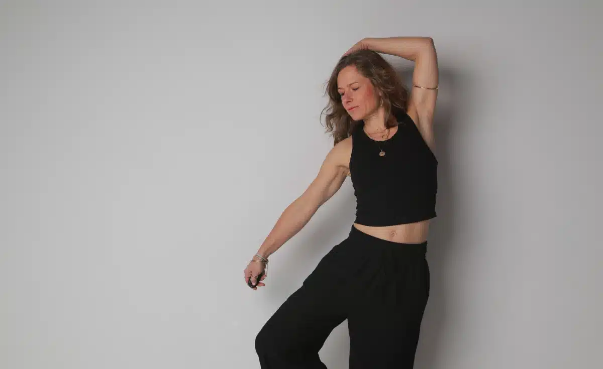 Eine Position im Somatischem Yoga wird gezeigt.
