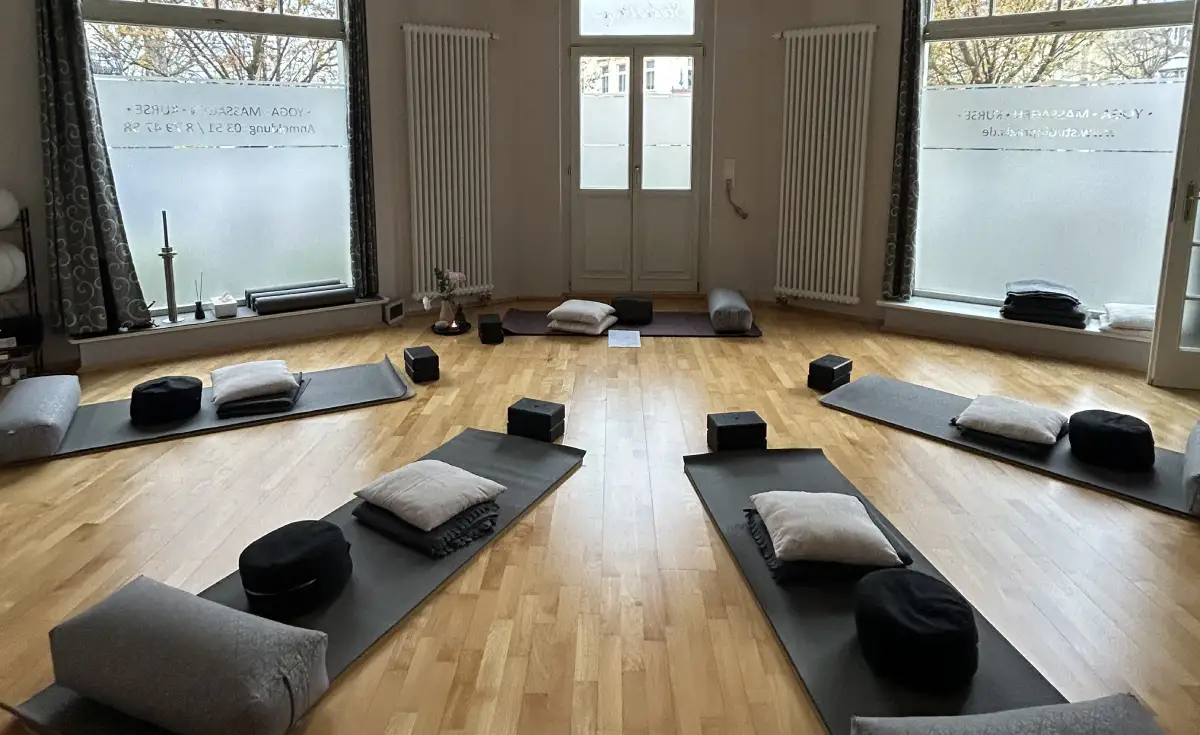 Es wird das Yoga-Studio von Christina Kuß von innen gezeigt.