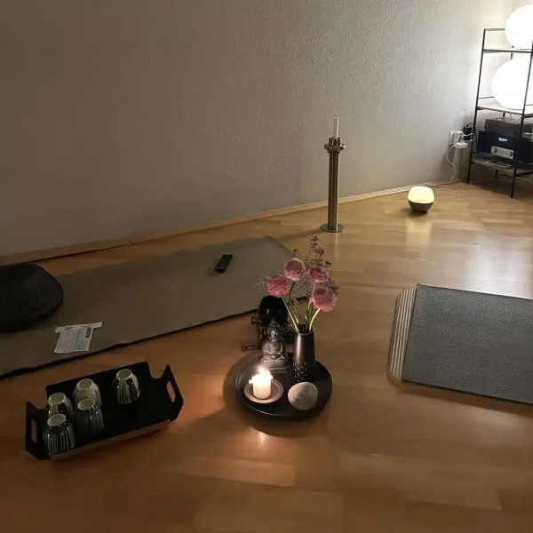 Inneneinrichtung des Yoga-Studios von Christina Kuß wird gezeigt.